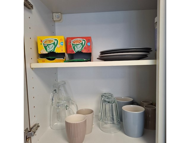 Kantinetafel met divers keukenbenodigdheden - afbeelding 5 van  9