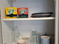 Kantinetafel met divers keukenbenodigdheden - afbeelding 5 van  9