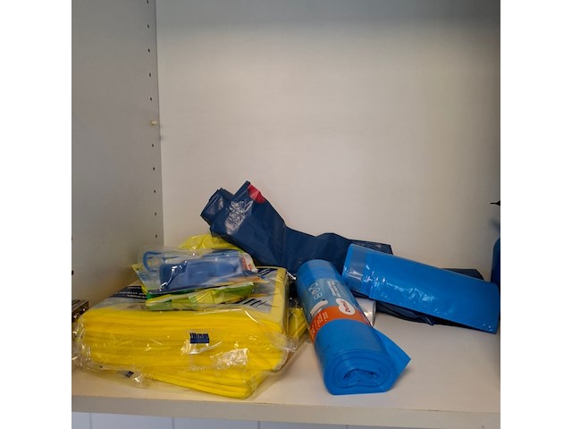 Kantinetafel met divers keukenbenodigdheden - afbeelding 7 van  9