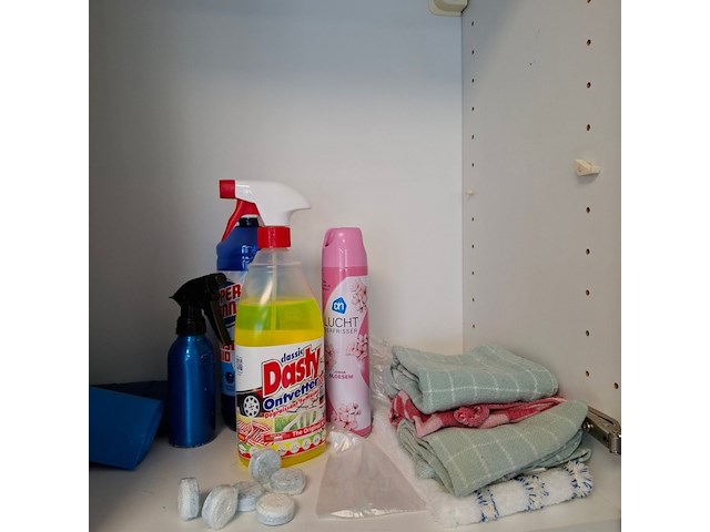 Kantinetafel met divers keukenbenodigdheden - afbeelding 8 van  9