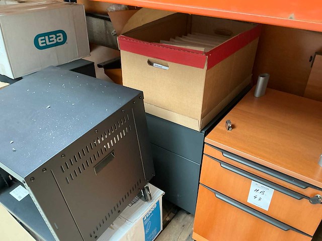 Kantoorartikelen op 18 legborden en 4 pallets - afbeelding 25 van  35
