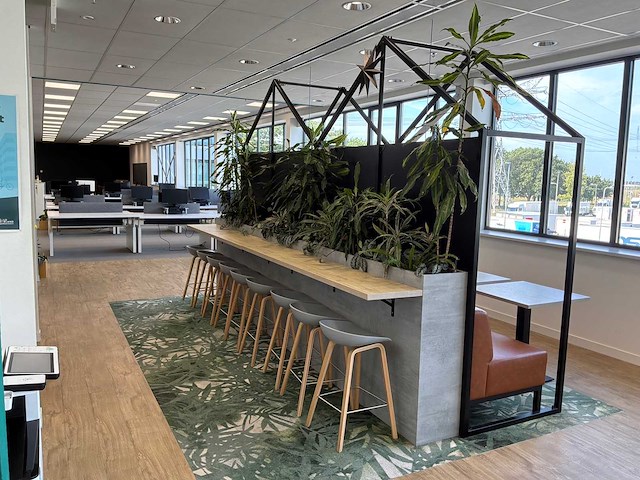 Kantoorbar met beplanting - afbeelding 1 van  8