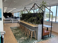 Kantoorbar met beplanting