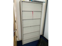 Kantoorinventaris bestaande uit; archiefkasten, display, fauteuil - afbeelding 1 van  5