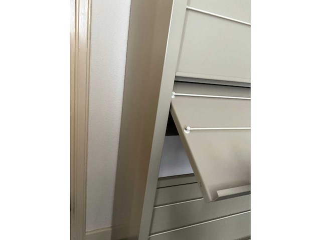 Kantoorinventaris bestaande uit; archiefkasten, display, fauteuil - afbeelding 2 van  5