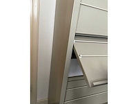 Kantoorinventaris bestaande uit; archiefkasten, display, fauteuil - afbeelding 2 van  5