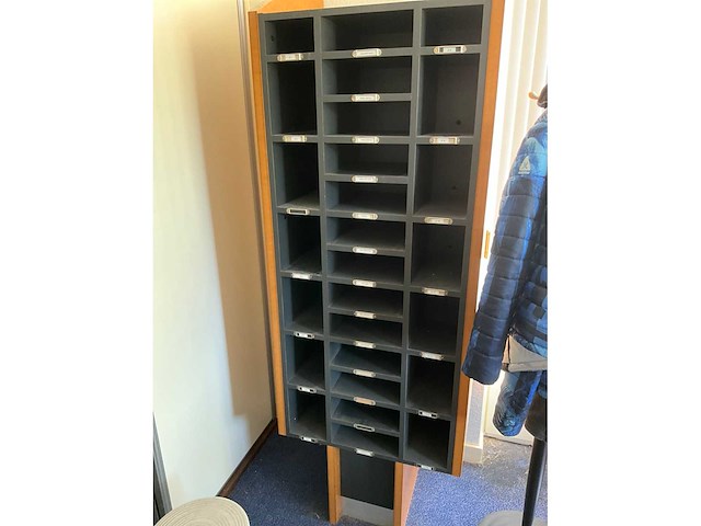 Kantoorinventaris bestaande uit; archiefkasten, display, fauteuil - afbeelding 3 van  5