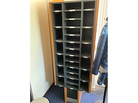 Kantoorinventaris bestaande uit; archiefkasten, display, fauteuil - afbeelding 3 van  5