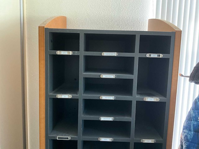 Kantoorinventaris bestaande uit; archiefkasten, display, fauteuil - afbeelding 4 van  5