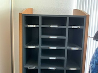 Kantoorinventaris bestaande uit; archiefkasten, display, fauteuil - afbeelding 4 van  5