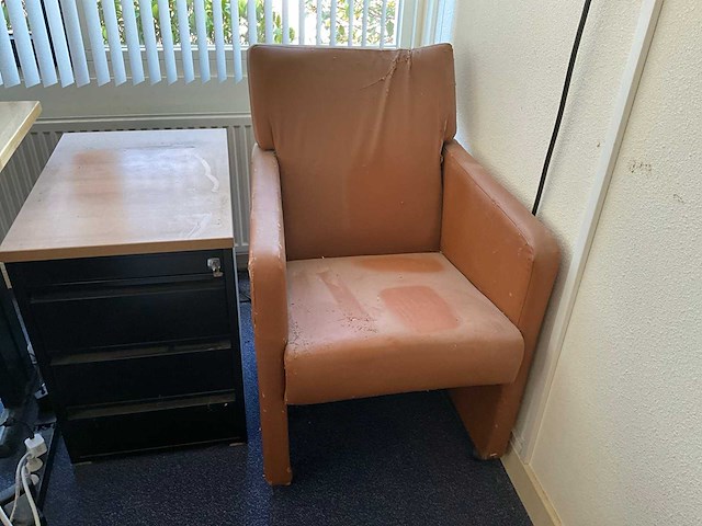 Kantoorinventaris bestaande uit; archiefkasten, display, fauteuil - afbeelding 5 van  5