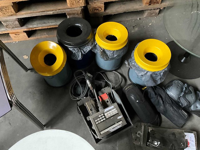 Kantoorinventaris en toebehoren - afbeelding 3 van  7