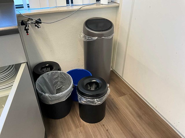 Kantoorinventaris, keukenbenodigdheden en fitnesstoebehoren - afbeelding 2 van  20