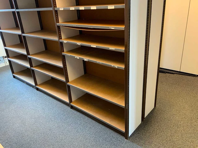 Kantoorinventaris tafels en kasten - afbeelding 3 van  14
