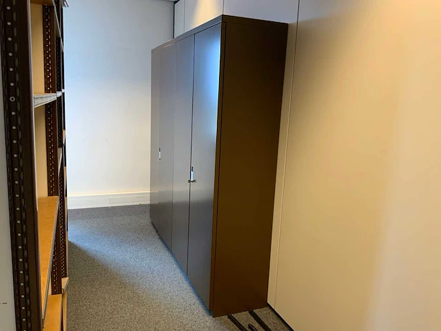 Kantoorinventaris tafels en kasten - afbeelding 4 van  14