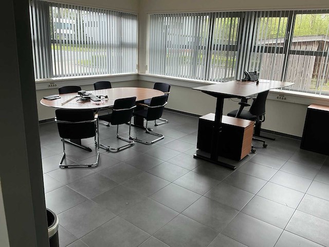 Kantoorinventaris uit ruimte - afbeelding 1 van  10