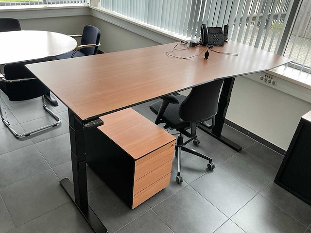Kantoorinventaris uit ruimte - afbeelding 4 van  10