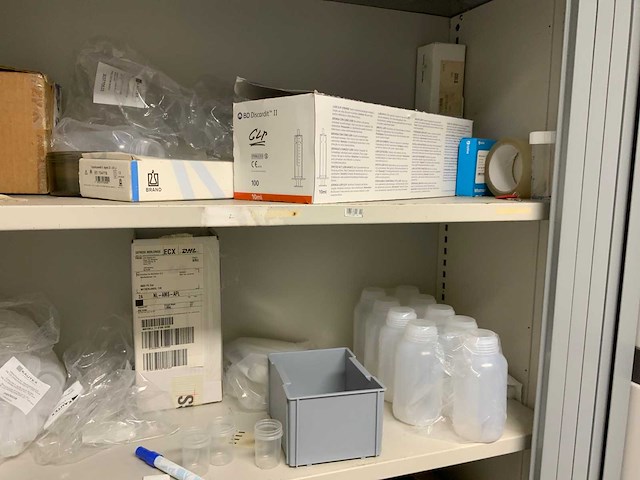 Kantoorkast met partij laboratorium accessoires - afbeelding 4 van  8