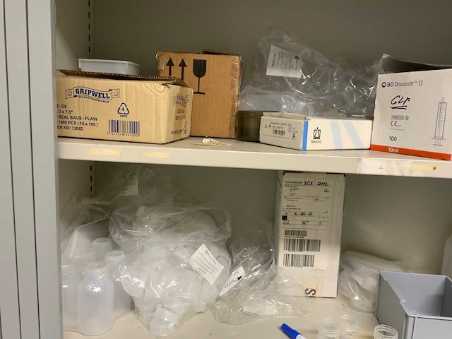 Kantoorkast met partij laboratorium accessoires - afbeelding 5 van  8