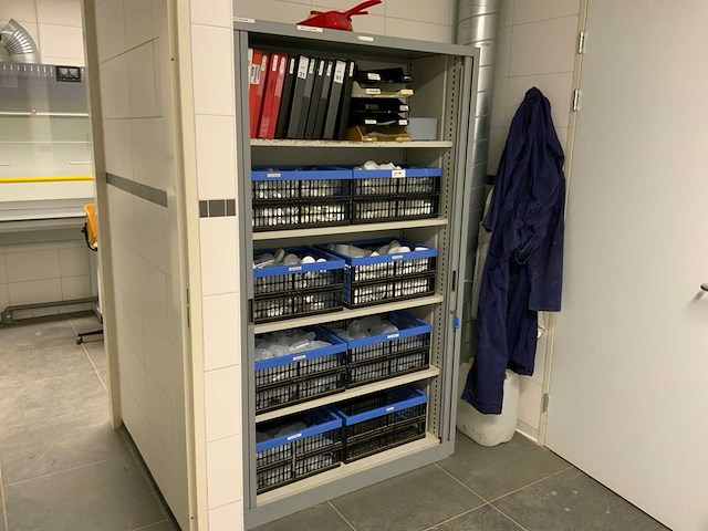 Kantoorkast met partij laboratorium potten - afbeelding 2 van  11