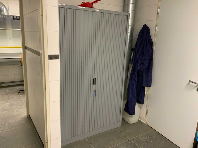 Kantoorkast met partij laboratorium potten - afbeelding 3 van  11