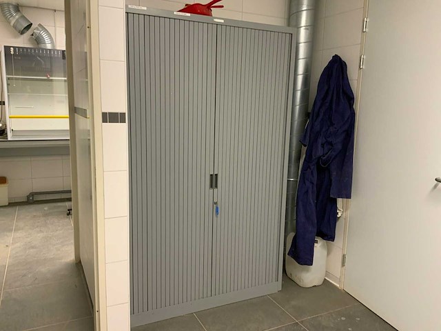 Kantoorkast met partij laboratorium potten - afbeelding 1 van  11