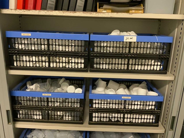 Kantoorkast met partij laboratorium potten - afbeelding 5 van  11