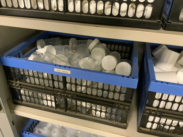 Kantoorkast met partij laboratorium potten - afbeelding 7 van  11