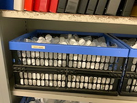 Kantoorkast met partij laboratorium potten - afbeelding 8 van  11