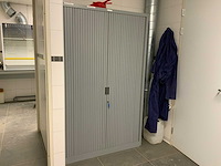Kantoorkast met partij laboratorium potten - afbeelding 1 van  11