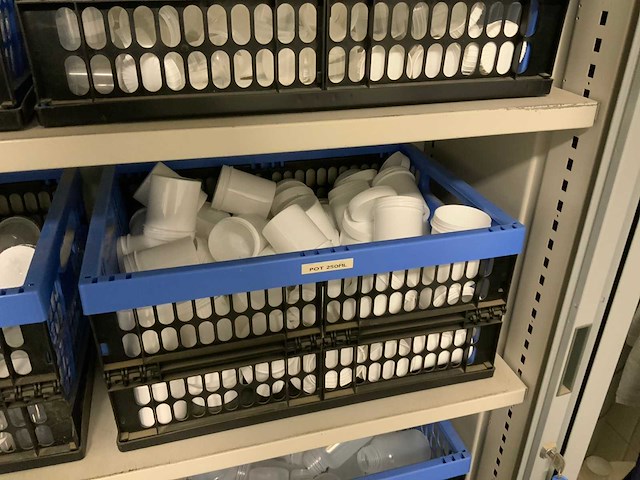Kantoorkast met partij laboratorium potten - afbeelding 6 van  11