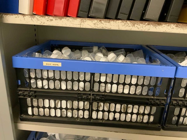 Kantoorkast met partij laboratorium potten - afbeelding 8 van  11