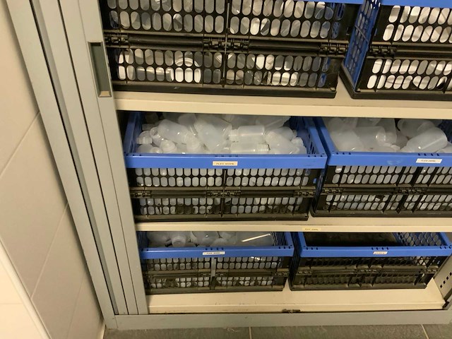 Kantoorkast met partij laboratorium potten - afbeelding 11 van  11