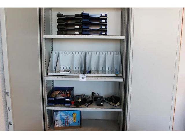 Kantoormaterialen in brandvertragende kast w.o. rekenmachines, brievenbakjes, papier, stiften etc. - afbeelding 1 van  5