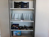 Kantoormaterialen in brandvertragende kast w.o. rekenmachines, brievenbakjes, papier, stiften etc.
