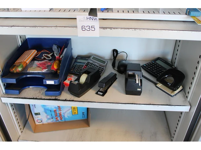 Kantoormaterialen in brandvertragende kast w.o. rekenmachines, brievenbakjes, papier, stiften etc. - afbeelding 3 van  5