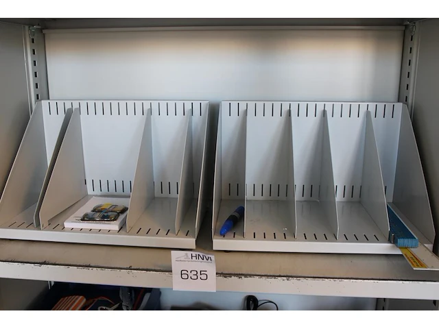 Kantoormaterialen in brandvertragende kast w.o. rekenmachines, brievenbakjes, papier, stiften etc. - afbeelding 4 van  5