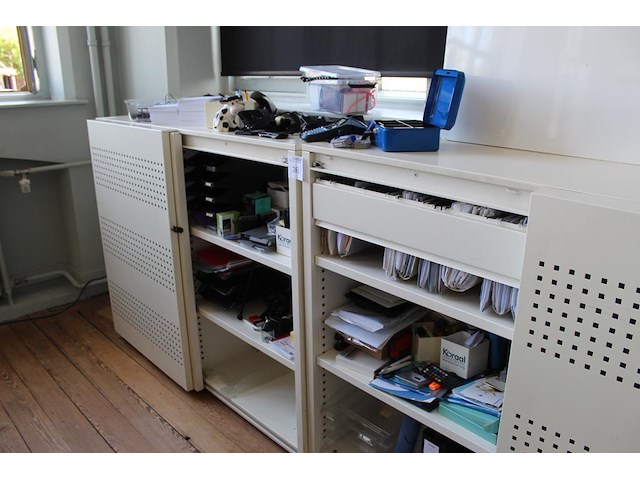 Kantoormaterialen in en op kast kavel k010 w.o. letratag, nietmachines, perforatoren, schrijfgerei, brieven... - afbeelding 1 van  4