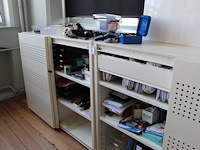 Kantoormaterialen in en op kast kavel k010 w.o. letratag, nietmachines, perforatoren, schrijfgerei, brieven... - afbeelding 1 van  4