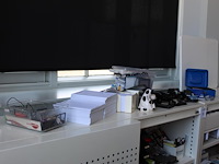 Kantoormaterialen in en op kast kavel k010 w.o. letratag, nietmachines, perforatoren, schrijfgerei, brieven... - afbeelding 2 van  4