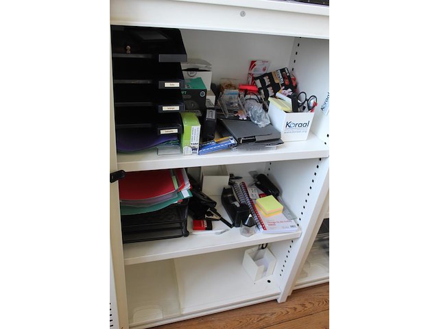 Kantoormaterialen in en op kast kavel k010 w.o. letratag, nietmachines, perforatoren, schrijfgerei, brieven... - afbeelding 3 van  4