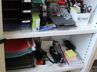 Kantoormaterialen in en op kast kavel k010 w.o. letratag, nietmachines, perforatoren, schrijfgerei, brieven... - afbeelding 3 van  4