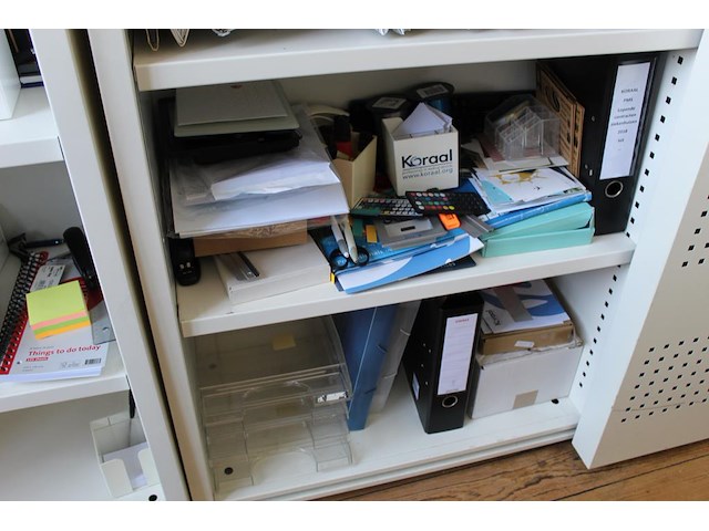 Kantoormaterialen in en op kast kavel k010 w.o. letratag, nietmachines, perforatoren, schrijfgerei, brieven... - afbeelding 4 van  4
