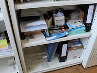 Kantoormaterialen in en op kast kavel k010 w.o. letratag, nietmachines, perforatoren, schrijfgerei, brieven... - afbeelding 4 van  4