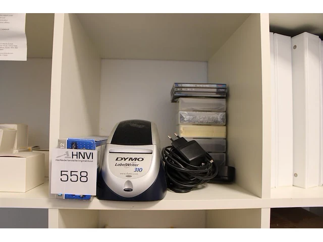 Kantoormaterialen in kast m557 w.o. schrijfgerei, inbindmaterialen, ordners, nietmachines etc. - afbeelding 1 van  8