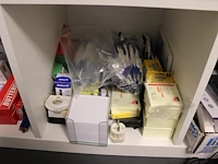 Kantoormaterialen in kast m557 w.o. schrijfgerei, inbindmaterialen, ordners, nietmachines etc. - afbeelding 3 van  8