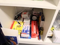 Kantoormaterialen in kast m557 w.o. schrijfgerei, inbindmaterialen, ordners, nietmachines etc. - afbeelding 4 van  8