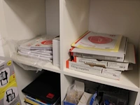 Kantoormaterialen in kast m557 w.o. schrijfgerei, inbindmaterialen, ordners, nietmachines etc. - afbeelding 6 van  8