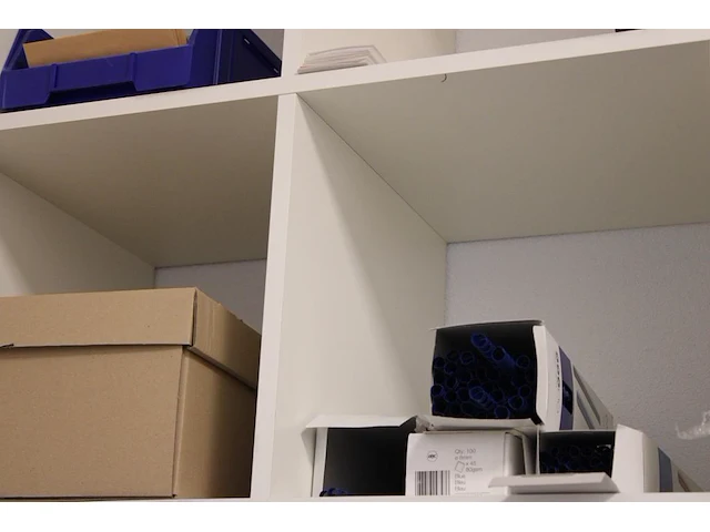 Kantoormaterialen in kast m557 w.o. schrijfgerei, inbindmaterialen, ordners, nietmachines etc. - afbeelding 8 van  8