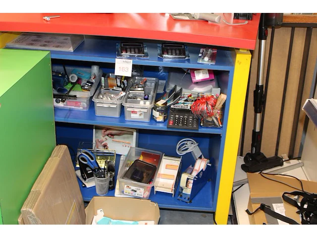 Kantoormaterialen in kast w.o. schrijfgerei, snijplaat, tape dispencers, rekenmachines, perforator etc. - afbeelding 1 van  4